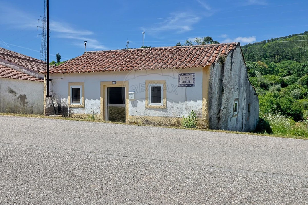 Moradia T2 para Venda em Pousaflores Foto 1