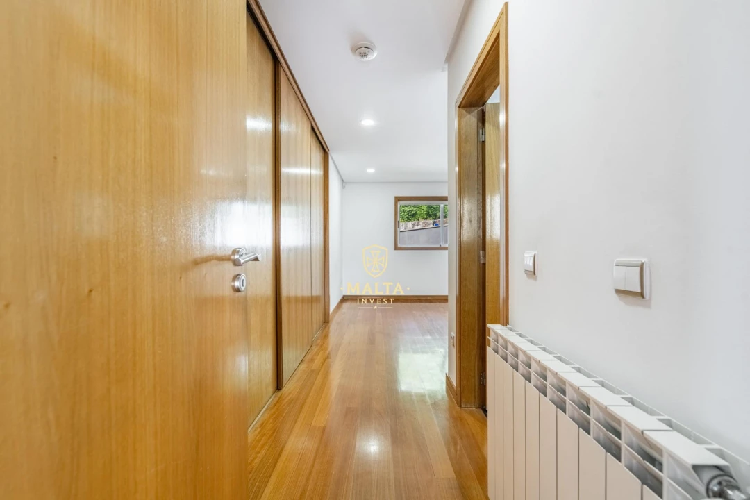 Moradia T5 para Venda em Longos Foto 38