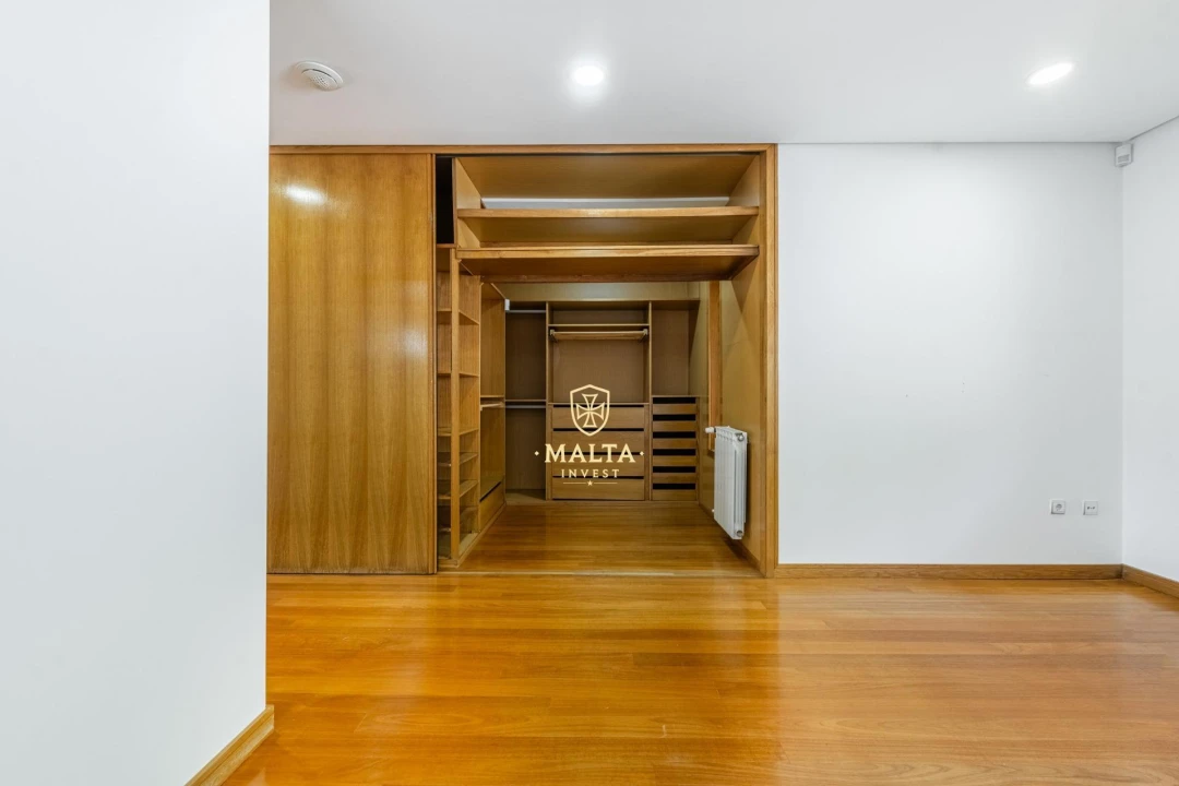 Moradia T5 para Venda em Longos Foto 40