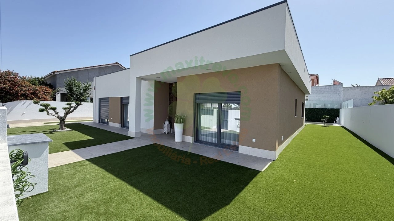 Moradia T4 para Venda em Fernao Ferro Foto 2