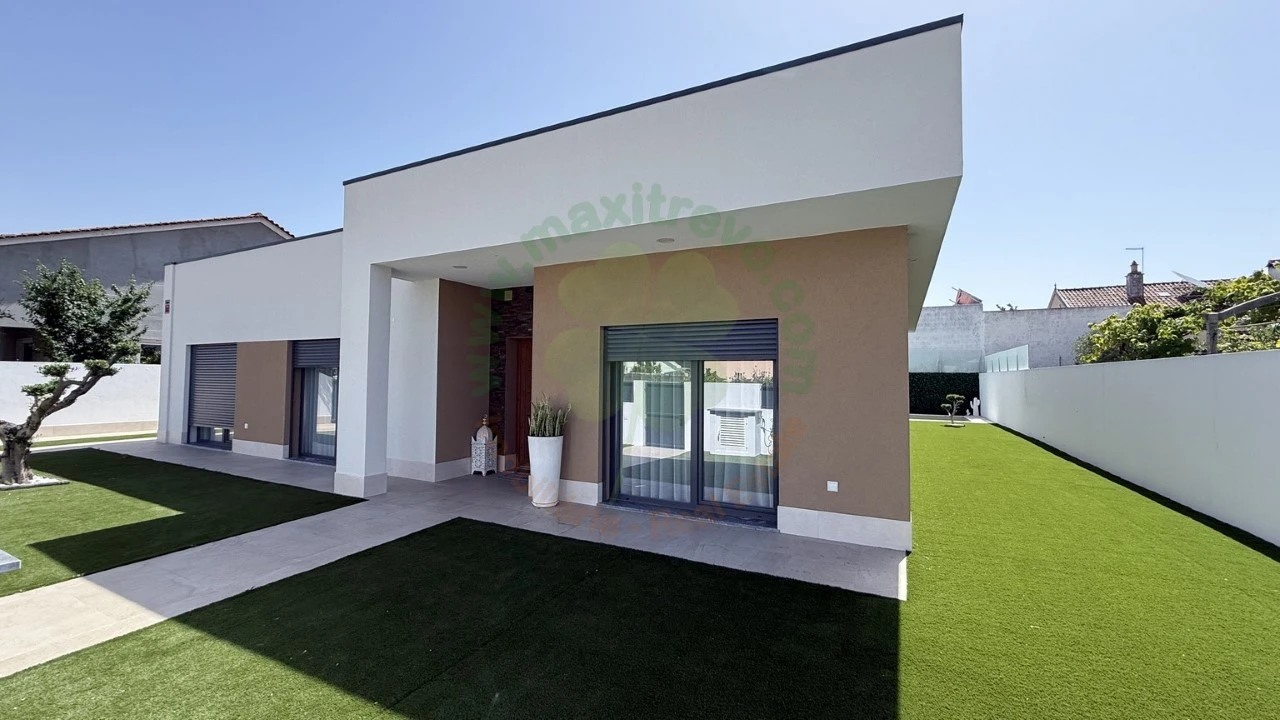 Moradia T4 para Venda em Fernao Ferro Foto 3