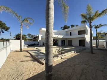 Moradia T5 para Venda em Charneca de Caparica e Sobreda