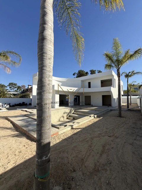 Moradia T5 para Venda em Charneca de Caparica e Sobreda