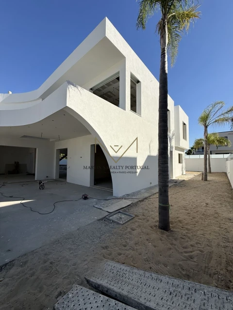 Moradia T5 para Venda em Charneca de Caparica e Sobreda