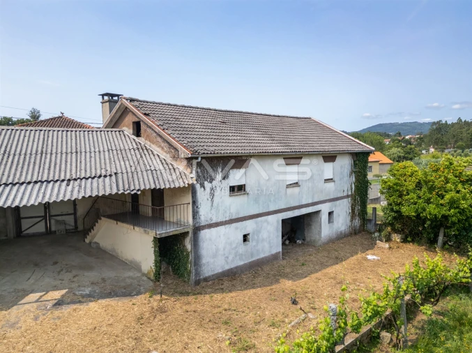 Moradia T4 para Venda em Escariz (São Mamede) e Escariz (São Martinho) Foto 1