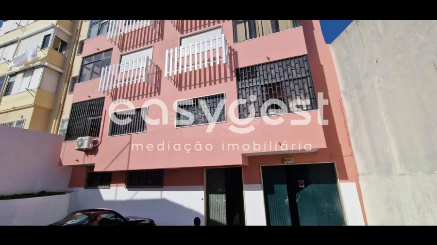 Armazém para Venda em Falagueira-Venda Nova