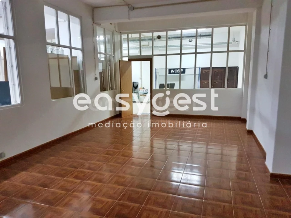 Armazém para Venda em Campo de Ourique Foto 1