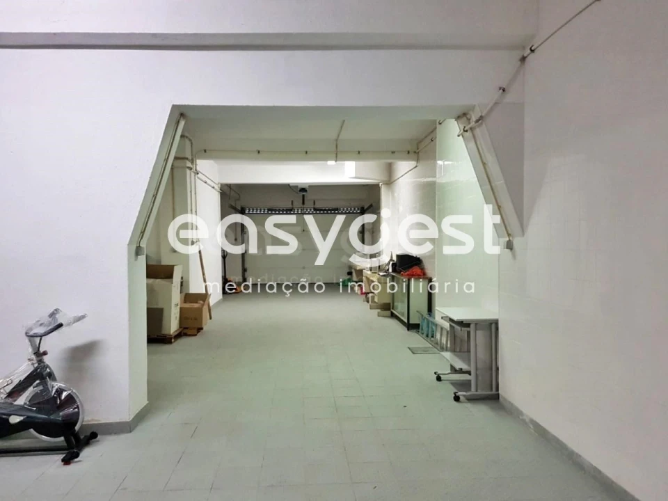 Armazém para Venda em Campo de Ourique Foto 2