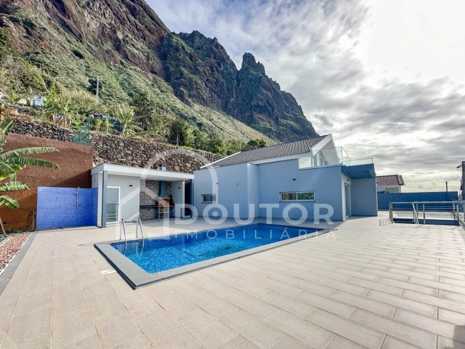 Moradia T4 para Venda em Paul do Mar Foto 4