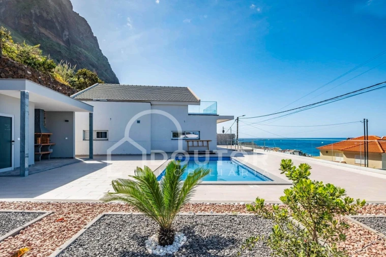 Moradia T4 para Venda em Paul do Mar Foto 1