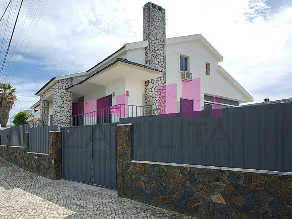Moradia T7 para Venda em Amora Foto 3