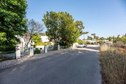 Moradia T4 para Venda em Charneca de Caparica e Sobreda