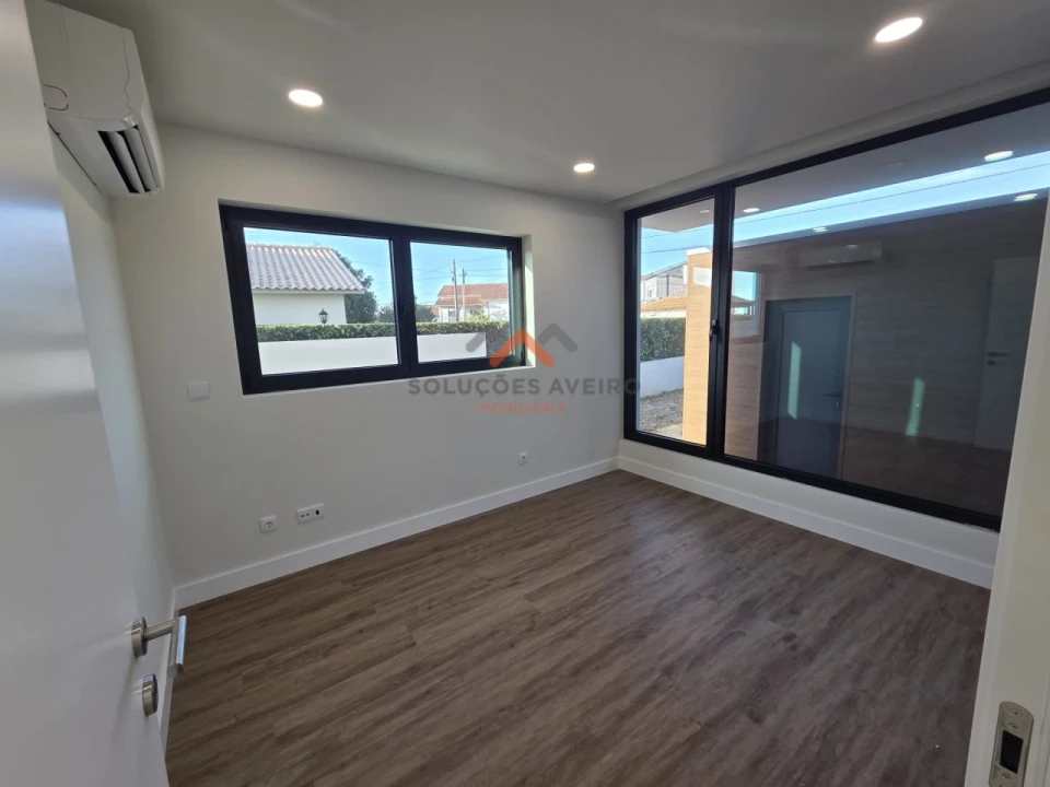 Moradia T4 para Venda em Aradas Foto 11