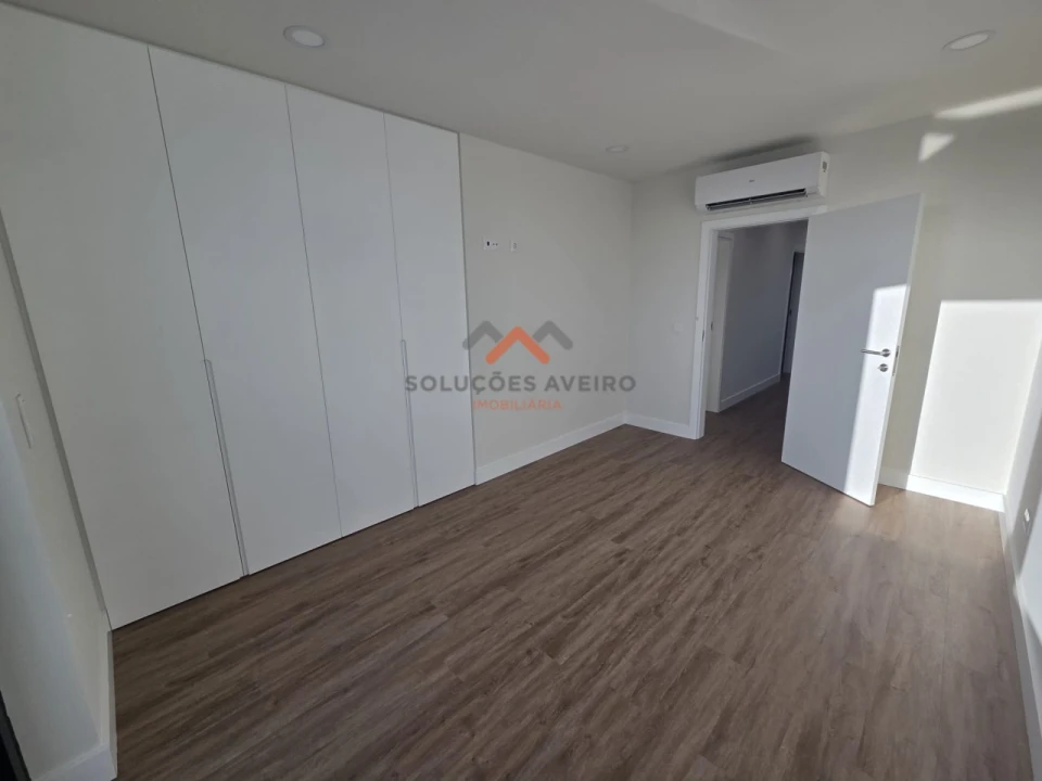 Moradia T4 para Venda em Aradas Foto 17