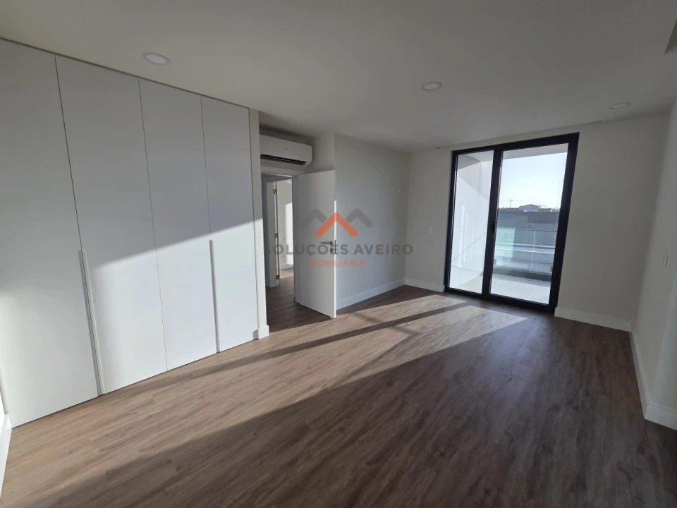 Moradia T4 para Venda em Aradas Foto 19