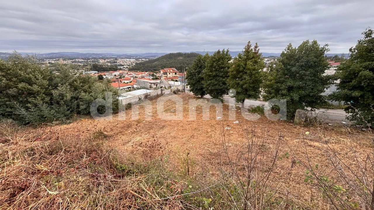 Terreno para Venda em Vila Nova de Famalicão e Calendário Foto 1
