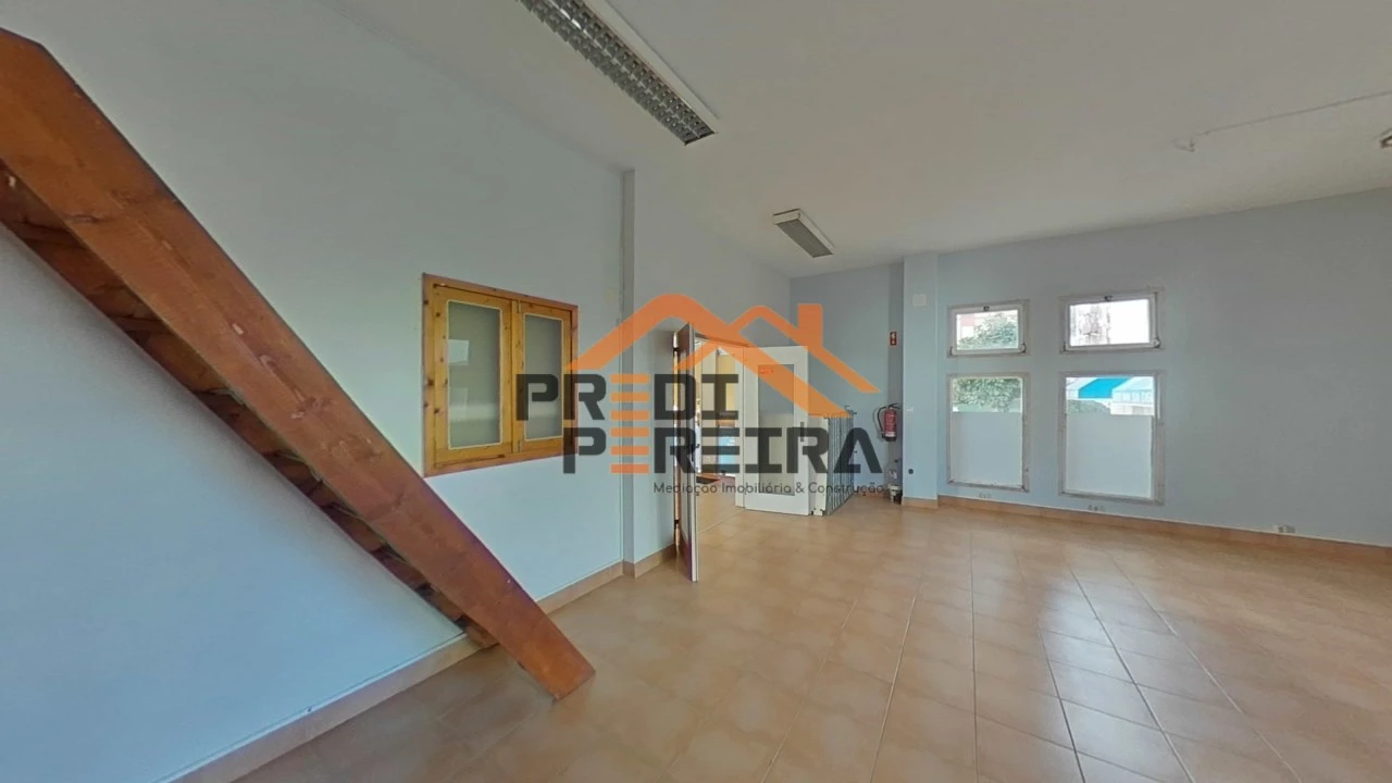 Loja para Venda em Santo António dos Cavaleiros e Frielas Foto 4