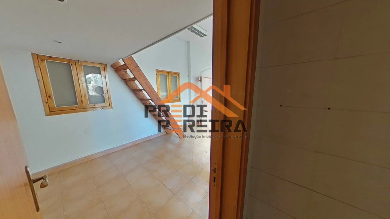 Loja para Venda em Santo António dos Cavaleiros e Frielas Foto 6