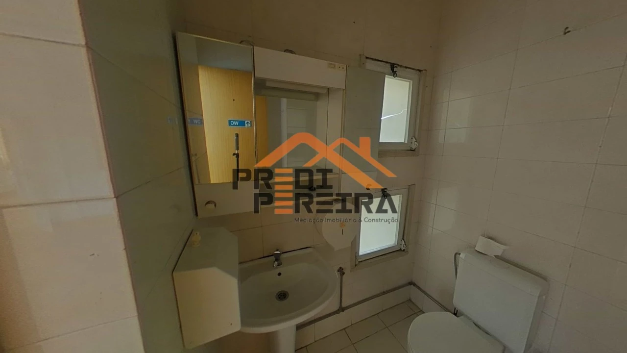 Loja para Venda em Santo António dos Cavaleiros e Frielas Foto 10