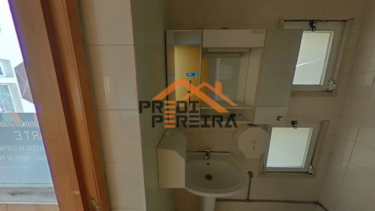 Loja para Venda em Santo António dos Cavaleiros e Frielas Foto 11