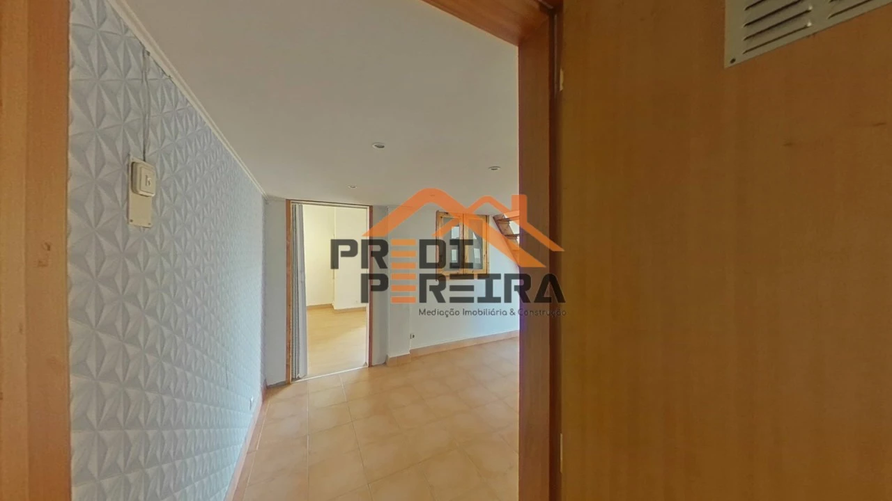 Loja para Venda em Santo António dos Cavaleiros e Frielas Foto 14