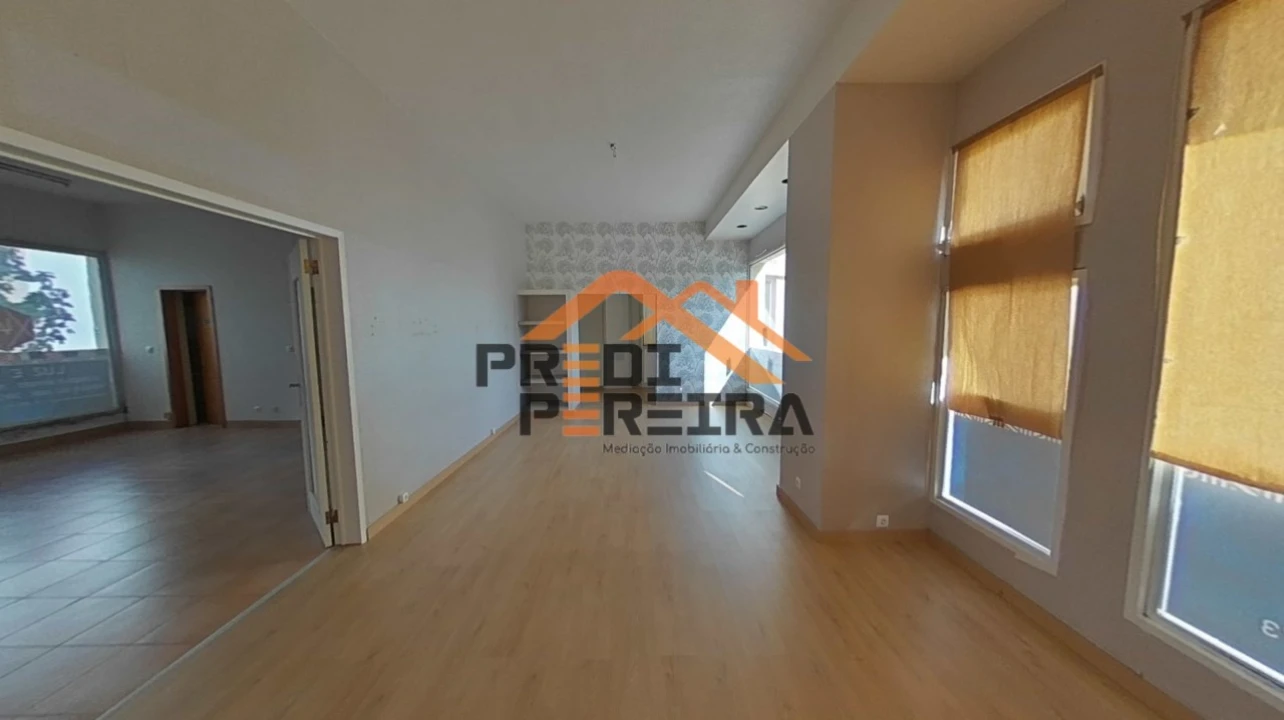 Loja para Venda em Santo António dos Cavaleiros e Frielas Foto 16