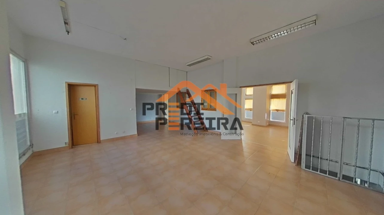 Loja para Venda em Santo António dos Cavaleiros e Frielas Foto 18