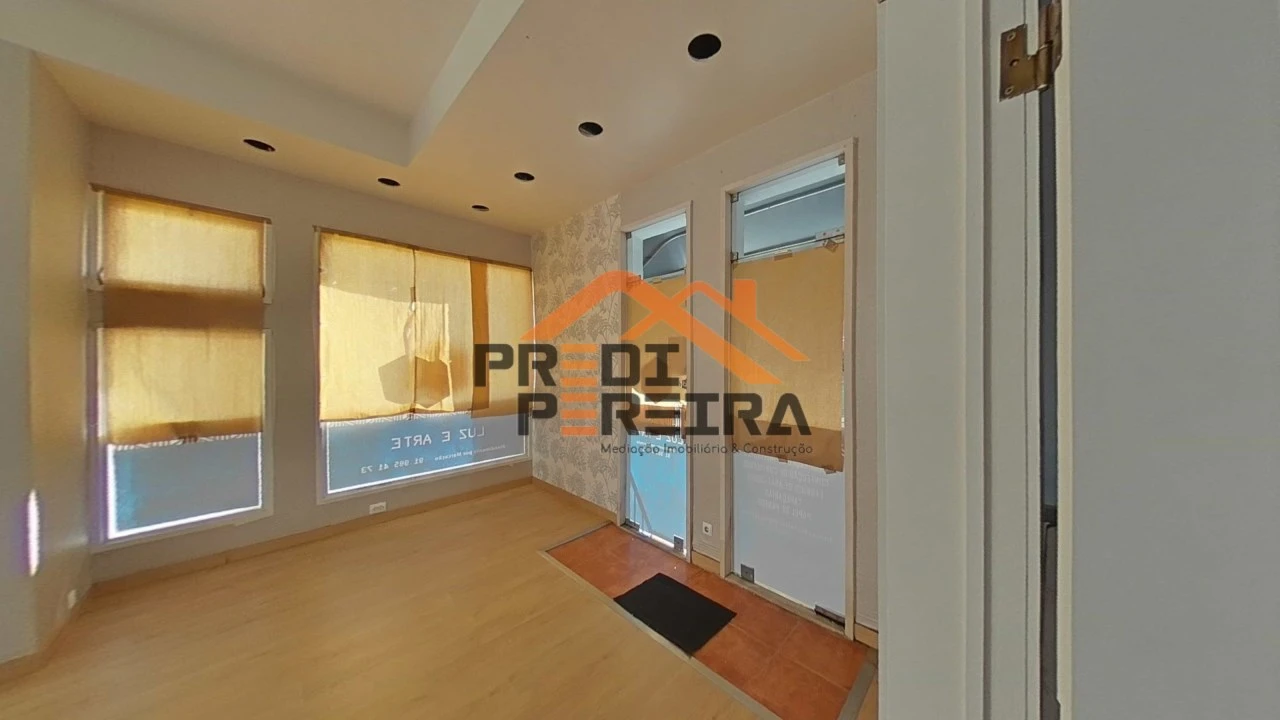 Loja para Venda em Santo António dos Cavaleiros e Frielas Foto 25