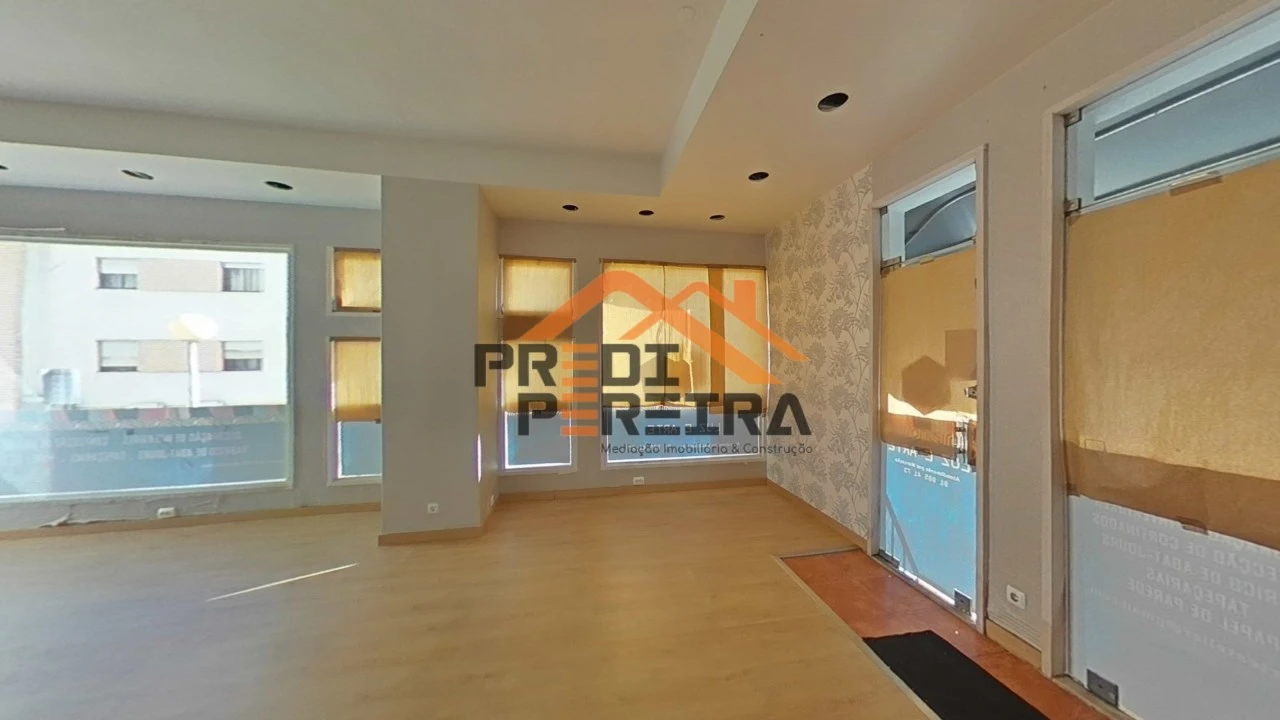 Loja para Venda em Santo António dos Cavaleiros e Frielas Foto 26