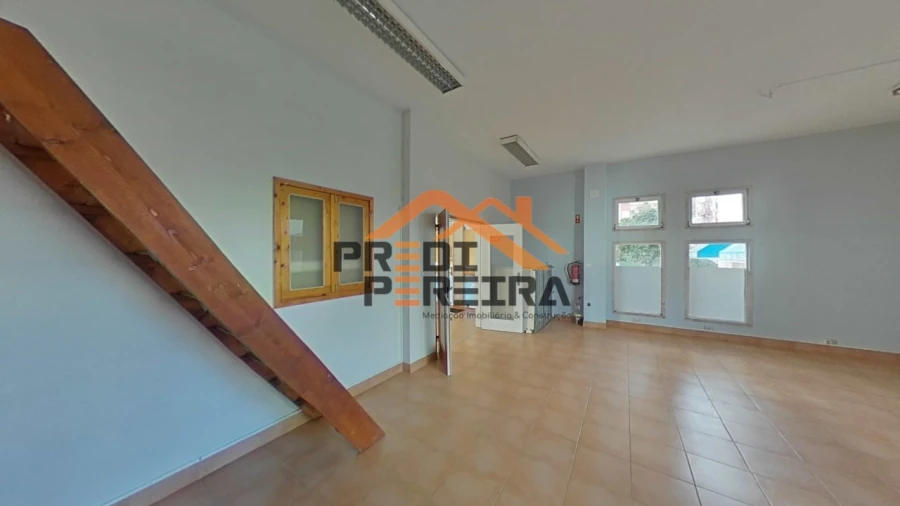 Loja para Venda em Santo António dos Cavaleiros e Frielas Foto 4