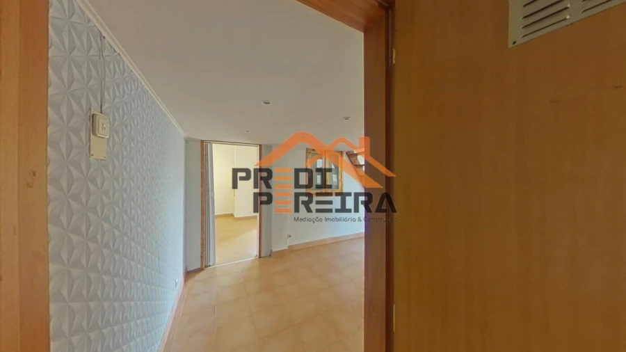 Loja para Venda em Santo António dos Cavaleiros e Frielas Foto 14