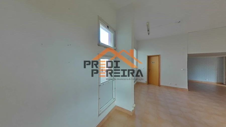 Loja para Venda em Santo António dos Cavaleiros e Frielas Foto 27