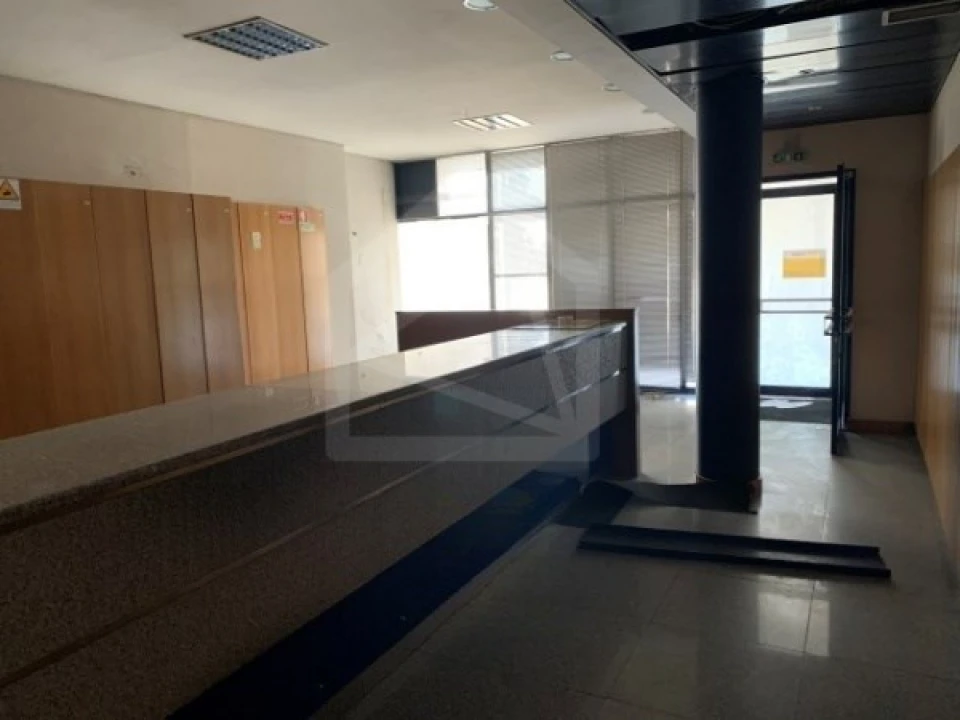 Loja para Venda em Paços de Brandão Foto 2