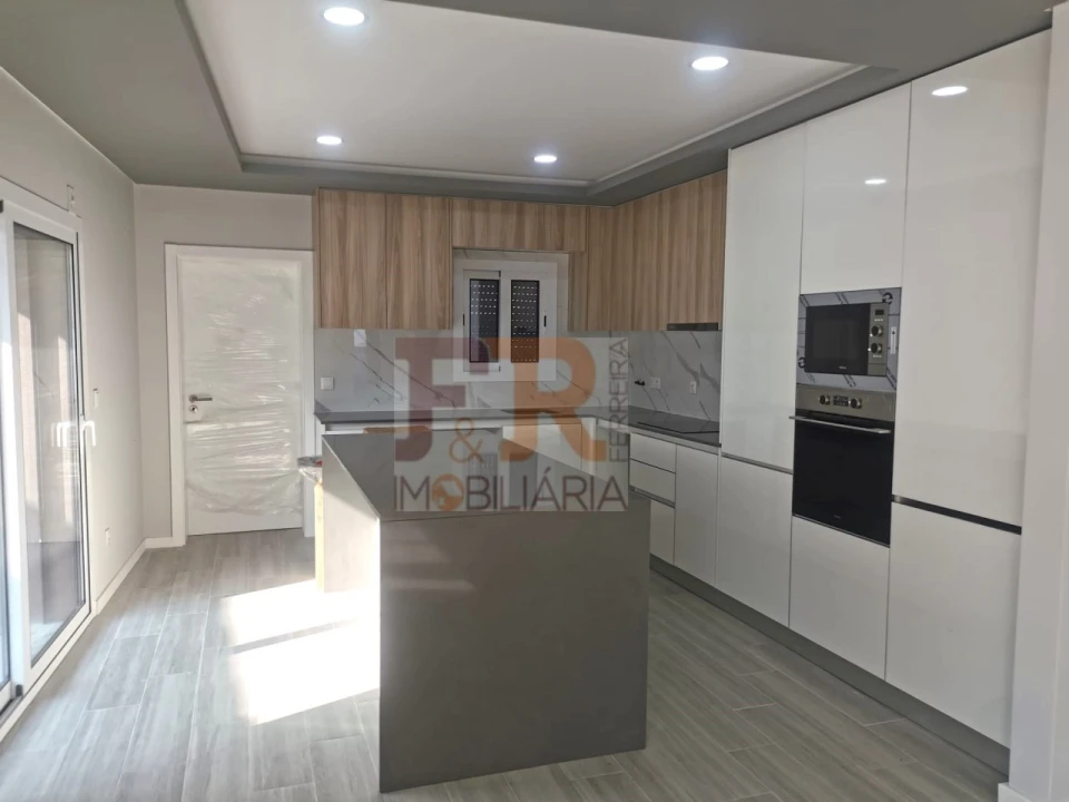 Moradia T4 para Venda em Fernao Ferro Foto 3