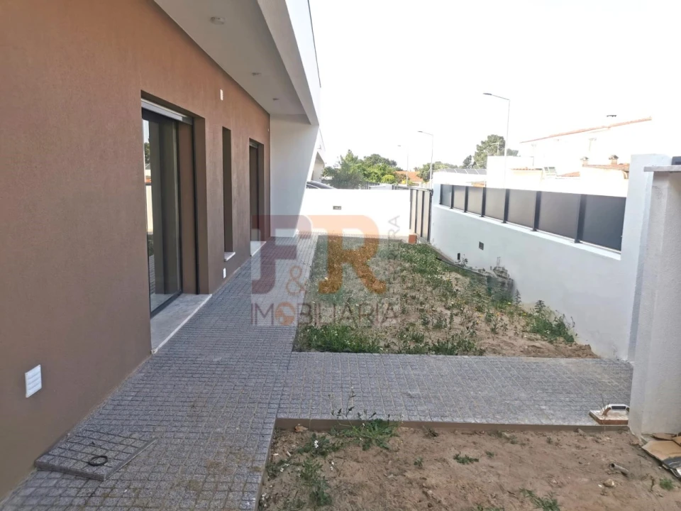 Moradia T4 para Venda em Fernao Ferro Foto 36