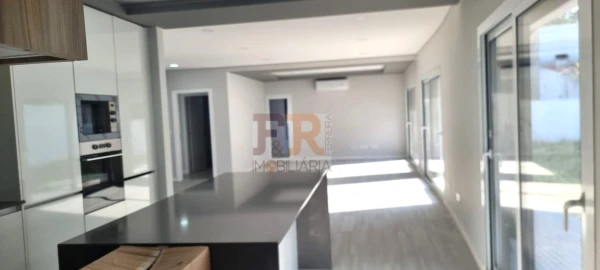 Moradia T4 para Venda em Fernao Ferro