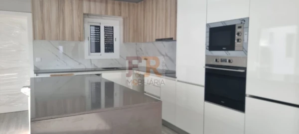 Moradia T4 para Venda em Fernao Ferro
