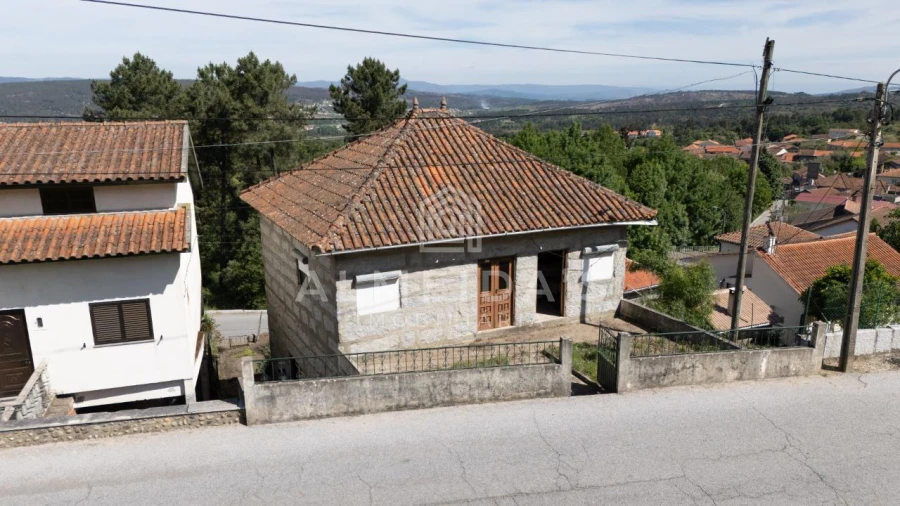 Moradia T2 para Venda em Vreia de Bornes Foto 1