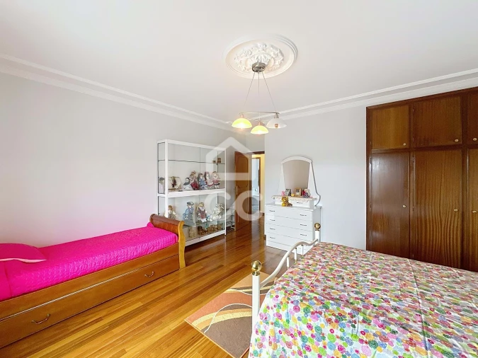 Moradia T4 para Venda em Vilar de Nantes Foto 9