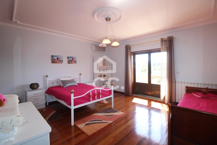 Moradia T4 para Venda em Vilar de Nantes Foto 5