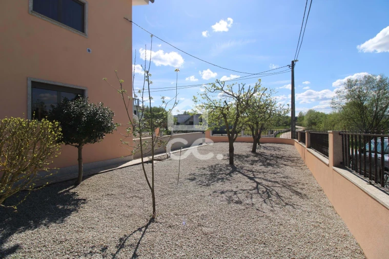 Moradia T4 para Venda em Vilar de Nantes Foto 51