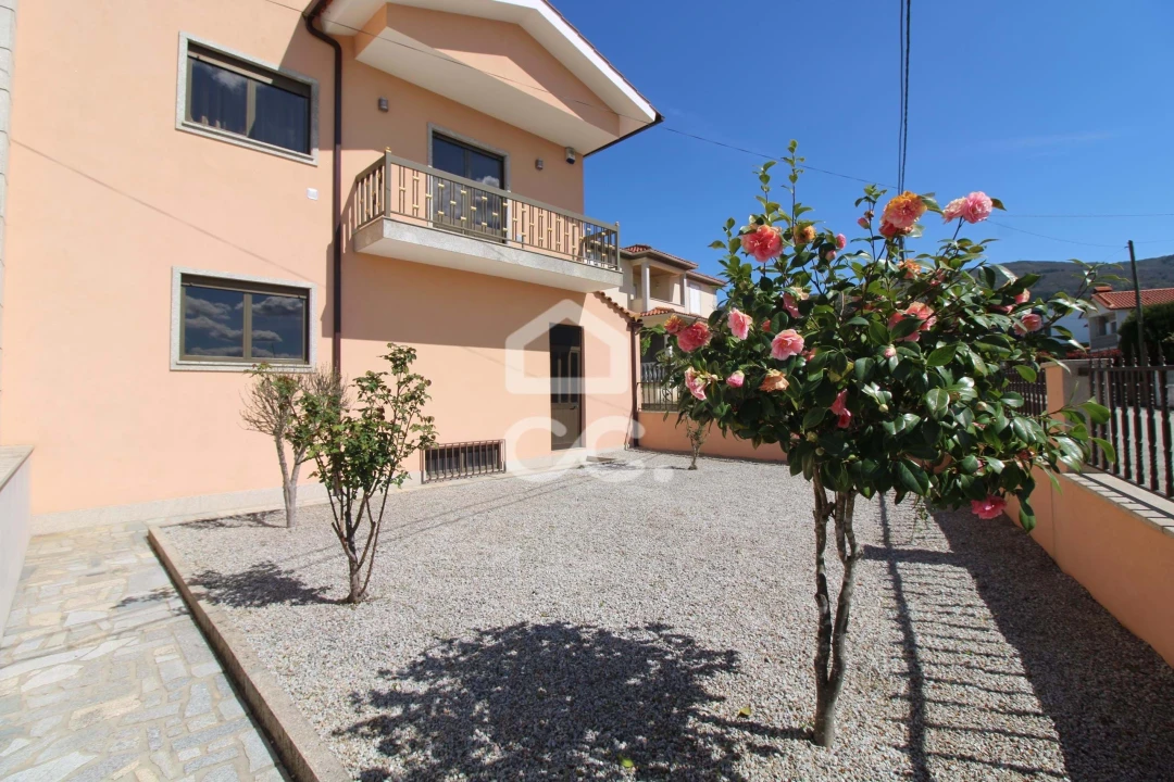 Moradia T4 para Venda em Vilar de Nantes Foto 8