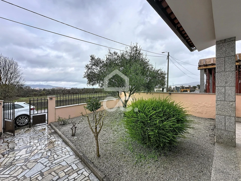 Moradia T4 para Venda em Vilar de Nantes Foto 5