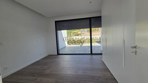 Moradia T4 para Venda em Azueira e Sobral da Abelheira