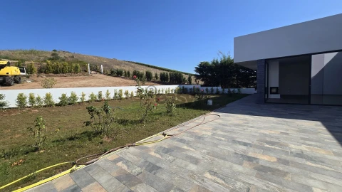 Moradia T4 para Venda em Azueira e Sobral da Abelheira