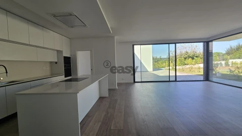 Moradia T4 para Venda em Azueira e Sobral da Abelheira