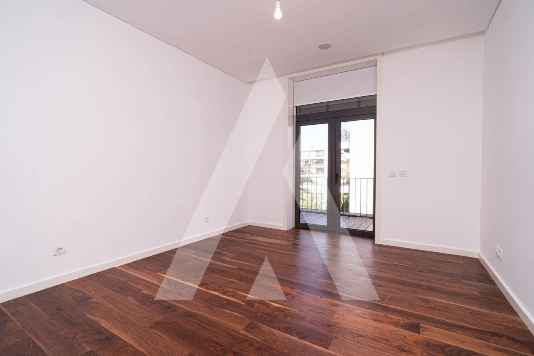 Apartamento T4 para Venda em Santo Antonio dos Olivais Foto 30