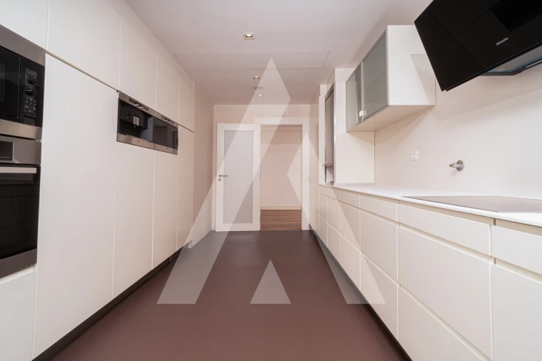Apartamento T4 para Venda em Santo Antonio dos Olivais Foto 5