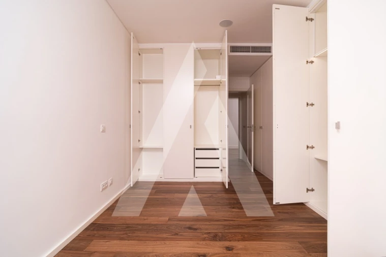 Apartamento T4 para Venda em Santo Antonio dos Olivais Foto 24