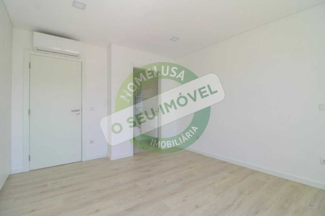 Moradia T4 para Venda em Antuzede e Vil de Matos Foto 4